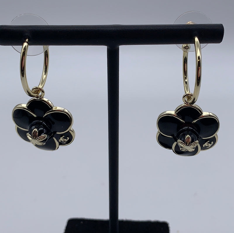 Chanel Black Enamel and Faux Pearl CC Drop Earrings at 1stDibs  faux chanel  earrings chanel pearl earrings chanel enamel earrings